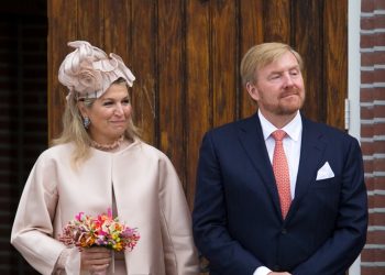 Familja mbretërore e Holandës përballet me kritika për pushimet luksoze prej 8 javësh në Greqi.