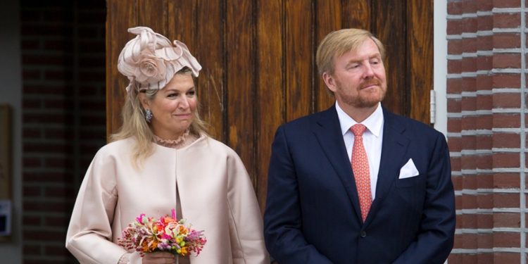 Familja mbretërore e Holandës përballet me kritika për pushimet luksoze prej 8 javësh në Greqi.