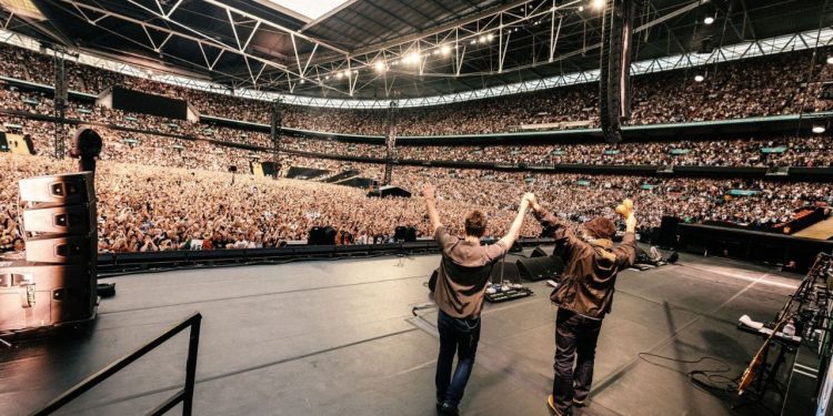 Fansi vdes gjatë koncertit ‘live’, besohet se ka rënë nga një lartësi! Grupi muzikor Oasis reagoi.