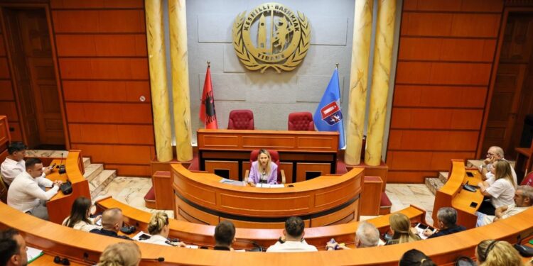 Fillimi i vitit të ri shkollor: Anuela Ristani njofton hapjen e 5 shkollave të reja dhe ndihmën financiare për fëmijët në nevojë.