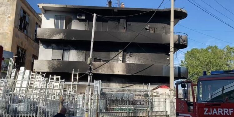 Flakë në gomisterinë e Durrësit! Trafiku devijohet, Shkozeti pa energji elektrike në një pjesë të tij.