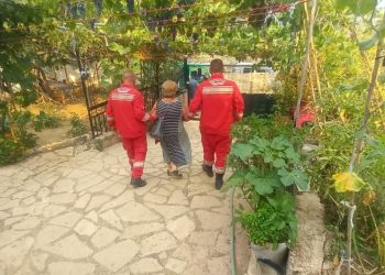 Flakët e mëdha vazhdojnë në Finiq, banorët e rrezikuar evakuohen.