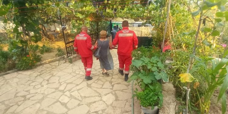 Flakët e mëdha vazhdojnë në Finiq, banorët e rrezikuar evakuohen.