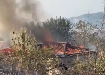 Flakët shkatërrojnë tre shtëpi në Terpan, kërkohet evakuimi i banorëve nga disa fshatra, MB: Duhet të largohen menjëherë nga shtëpitë e tyre.