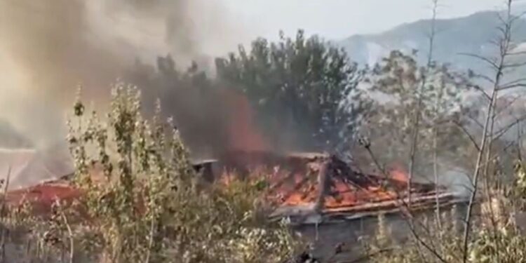 Flakët shkatërrojnë tre shtëpi në Terpan, kërkohet evakuimi i banorëve nga disa fshatra, MB: Duhet të largohen menjëherë nga shtëpitë e tyre.