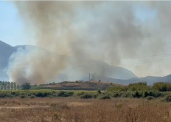 Flakët shpërthejnë në Finiq, Parku Natyror “Syri i Kaltër” nën vëzhgim.