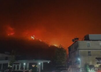 Flakët te mali mbi Delvinë po i afrohen puseve të gazit, dhjetëra zjarrfikës po punojnë për të shuar zjarin.