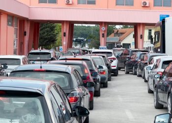 Fluks i madh në Qafë Thanë, radhë prej kilometrash në daljen nga Shqipëria