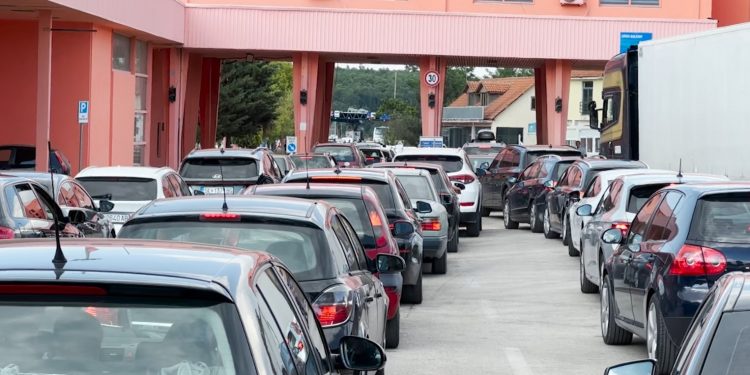 Fluks i madh në Qafë Thanë, radhë prej kilometrash në daljen nga Shqipëria