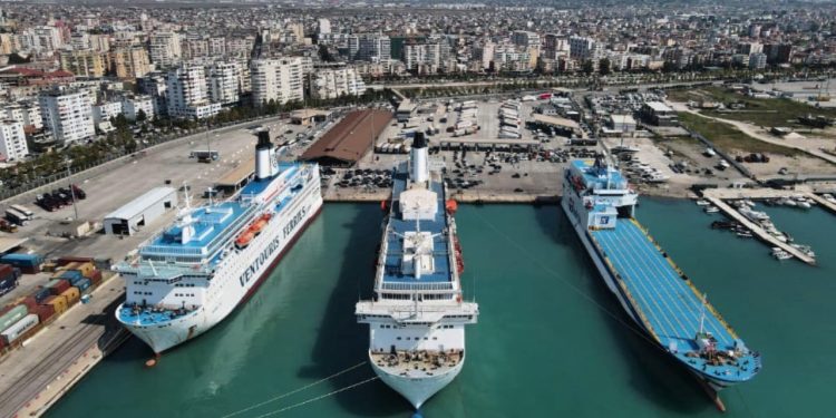 Fluks i madh në portin e Durrësit gjatë pushimeve verore, mbi 24 mijë pasagjerë në tre ditë.