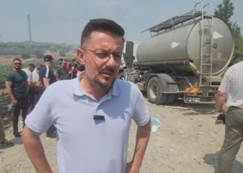 "Forca e përdorur për evakuimin e banorëve" / Kryebashkiaku i Gramshit apelon për një largim të shpejtë nga shtëpitë.