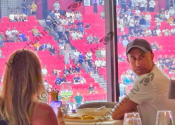 Foto/ Dy tifozë të veçantë gjatë ndeshjes së Dinamos, Sylvinho shikon përballjen evropiane nga një tavolinë romantike me gruan e tij!