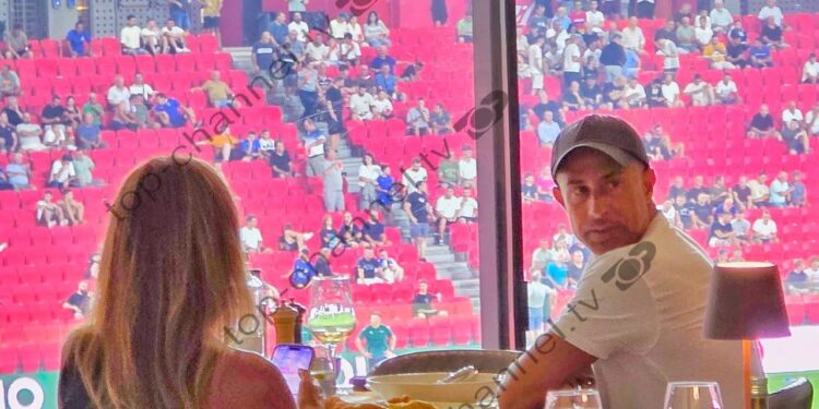 Foto/ Dy tifozë të veçantë gjatë ndeshjes së Dinamos, Sylvinho shikon përballjen evropiane nga një tavolinë romantike me gruan e tij!