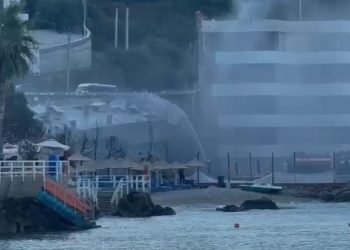 Foto/ Prishje e kontrolluar e një ndërtese trekatëshe në Radhimë