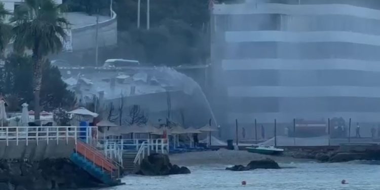 Foto/ Prishje e kontrolluar e një ndërtese trekatëshe në Radhimë