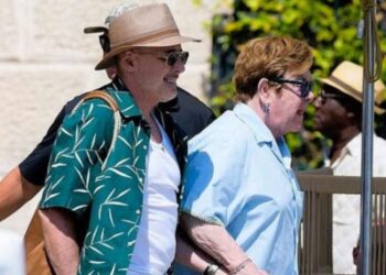 Foto/ Pushime luksoze në jaht, Elton John kapet në Francë me partnerin dhe fëmijët e tij.