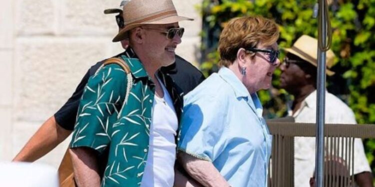 Foto/ Pushime luksoze në jaht, Elton John kapet në Francë me partnerin dhe fëmijët e tij.