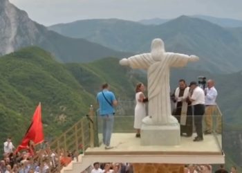 Foto+Video: Monumenti i Jezusit në malet e Tropojës shkakton polemika, krahasimet me statujën në Rio de Janeiro dhe niveli i artit të krijimit.