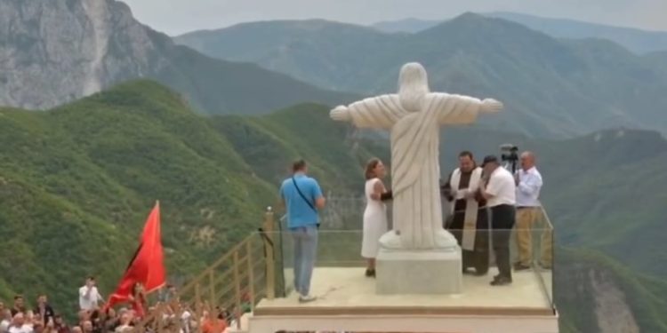 Foto+Video: Monumenti i Jezusit në malet e Tropojës shkakton polemika, krahasimet me statujën në Rio de Janeiro dhe niveli i artit të krijimit.