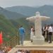 Foto+Video: Monumenti i Jezusit në malet e Tropojës shkakton polemika, krahasimet me statujën në Rio de Janeiro dhe niveli i artit të krijimit.