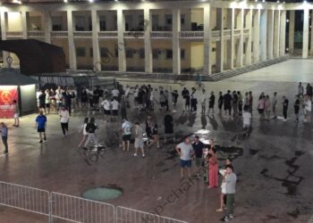 Foto+Video/ Tifozët e Dinamos në radhë të gjata jashtë stadiumit, mbi 2000 kroatë mbështesin Hajdukun në Tiranë