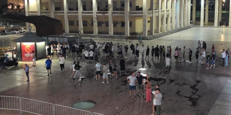 Foto+Video/ Tifozët e Dinamos në radhë të gjata jashtë stadiumit, mbi 2000 kroatë mbështesin Hajdukun në Tiranë