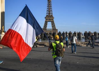 Franca në një moment kritik, rreziku i rënies së Qeverisë dhe protesta të fuqishme në shtator.