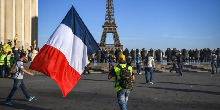 Franca në një moment kritik, rreziku i rënies së Qeverisë dhe protesta të fuqishme në shtator.