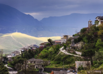 Fshati shqiptar drejtohet nga gratë, pasi burrat janë emigruar në Britani.