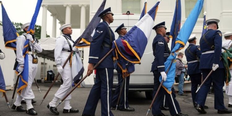 Garda ushtarake e nderit mirëpret liderët evropianë në Shtëpinë e Bardhë