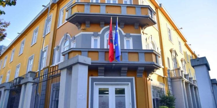 Garë për universitet: Studentët që shqyrtojnë Mjekësinë dhe Arkitekturën mund të plotësojnë aplikimet online në e-Albania, këtu janë afatet.