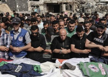 Gazetari i Al Jazeera-s humb jetën në Gaza: Qytetarët i japin lamtumirën 28-vjeçarit dhe e shoqërojnë në banesën e fundit.