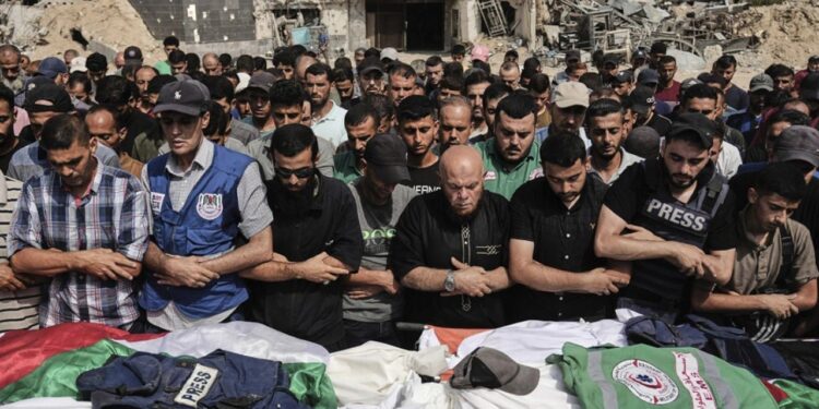 Gazetari i Al Jazeera-s humb jetën në Gaza: Qytetarët i japin lamtumirën 28-vjeçarit dhe e shoqërojnë në banesën e fundit.