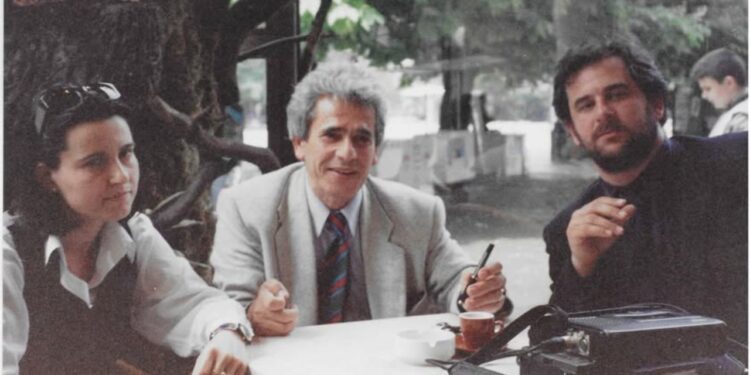 Gazetarja publikon një foto të pazakontë të Artur Zhejit si reporter i Radio Radicale në Shkup: Do na mungosh me gjuhën tënde të bukur dhe e cila shquhej për kulturë.