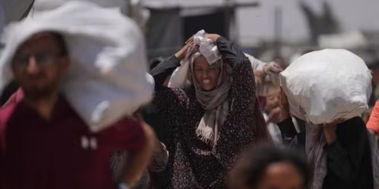 Gjatë kërkimit për ushqim në kamionët e ardhur në Gaza, humbin jetën dhjetëra palestinezë.