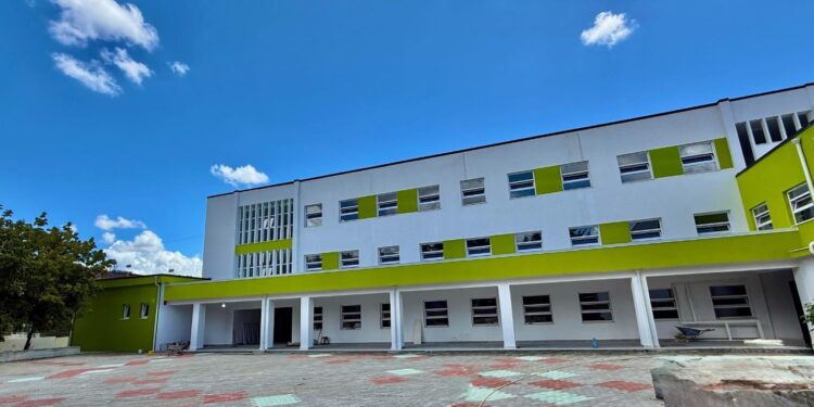 “Gjimnazi 'Jani Nushi' në Lushnjë do të hapë dyert në shtator, Rama: Kushtet e përshtatshme për nxënësit dhe mësuesit”