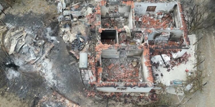 Gramsh, shkatërrimi pas zjarrit! Shtëpi dhe toka të djegura, tani fillon sfida tjetër për ata që u preken nga flakët.