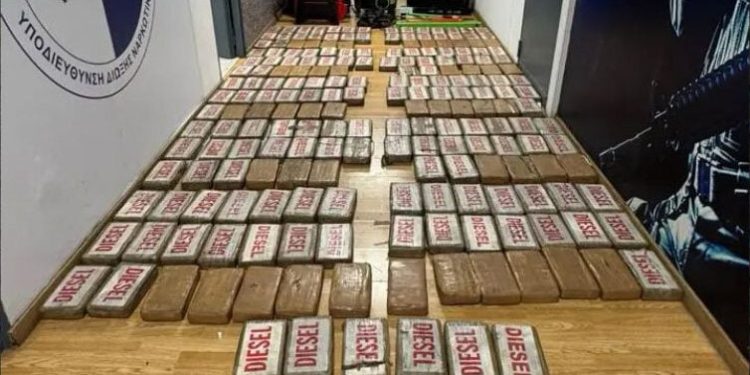 Greqi: Operacion ndërkombëtar antidrogë, sekuestrimi i 5.5 milionë eurove në kokainë në Selanik, tre të arrestuar.