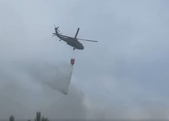 Helikopterët në operacion për të ndalur zjarret në veriun e vendit, Rama ndan pamje nga ajri: Puna e palodhur për të shuajtur çdo flakë.