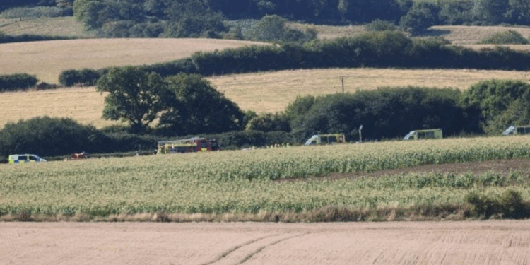 Helikopteri bie në një fushë në Ishullin Wight, në Britaninë e Madhe