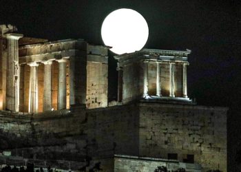 “Hëna e Plotë e Oxyrhynchus” ndriçoi hapësirën e qiellit me pamje mahnitëse.