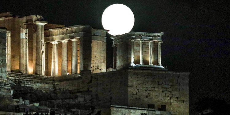 “Hëna e Plotë e Oxyrhynchus” ndriçoi hapësirën e qiellit me pamje mahnitëse.