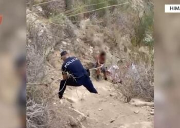 Himarë: Turistja çeke bie në Gjirin e Filikurit gjatë zbritjes me litar dhe përfundon në spital