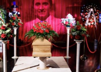 Homazhet për Pippo Baudo vazhdojnë: Rreth 8,000 veta nderojnë ikonën e televizionit italian, nga Amadeus te Michele Placido.