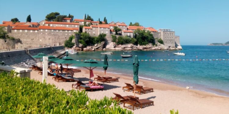 Hotelet në Mal të Zi reduktojnë kategorinë e "yjeve" për të shmangur taksën e lartë