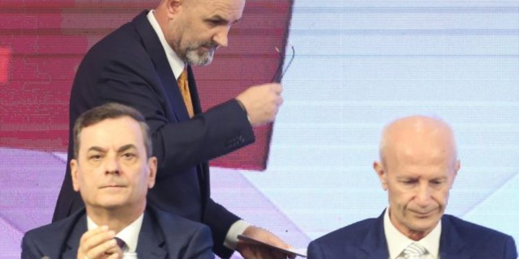 Tre vjet burg nëse tallesh dhe përbuz “udhëheqësit”