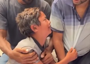 “Dua aromën e tij”, fëmija kërkon me dëshpërim bluzën e babait të tij të vrarë në Gaza