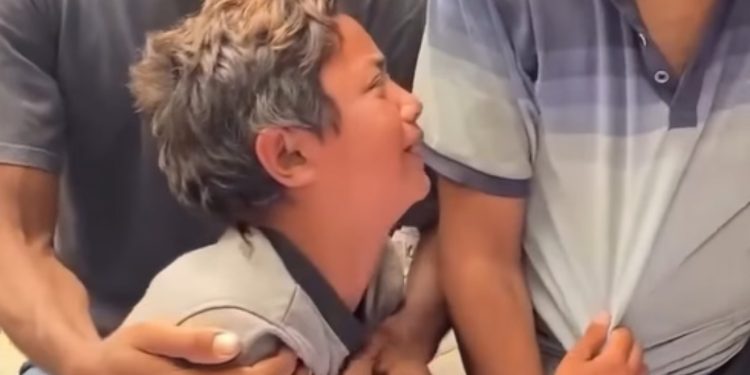 “Dua aromën e tij”, fëmija kërkon me dëshpërim bluzën e babait të tij të vrarë në Gaza