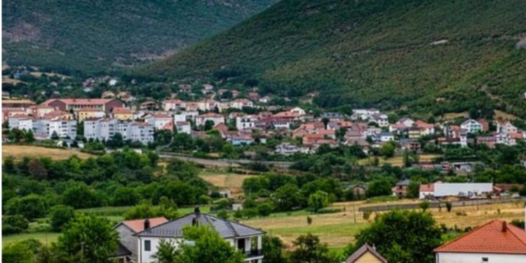 “Gra të vetmuara e të braktisura dhe fëmijë që mezi i njohin baballarët”/ Reportazhi i Daily Mail për Hasin