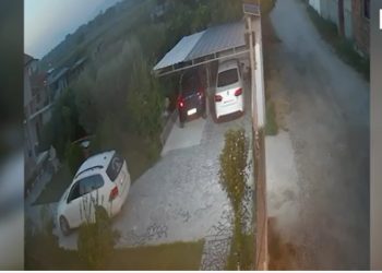 Qëlloi me pushkë drejt banesës së komshiut pas sherrit, arrestohet 18-vjeçari në Krujë